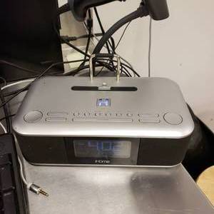 lot 9075 image: Ihome radioclock with Iphone chargerplayer