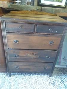 lot 3910 image: Vintage Wooden Dresser