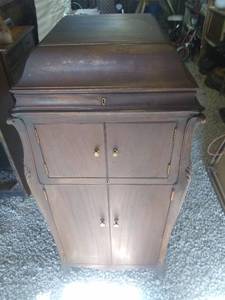 lot 3912 image: Vintage Victrola Spring Motor Turntable Cabinet