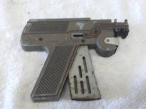 lot 3918 image: Vintage LMCO Super Numatic Toy Gun
