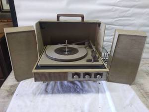 lot 3935 image: Wards Airline Portable Turntable and Speakers