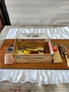 lot 5493 image: box with contents