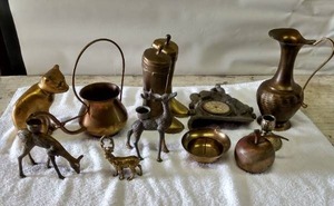 lot 5496 image: assorted brass decor