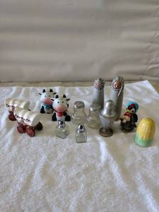 lot 5511 image: salt and pepper shakers