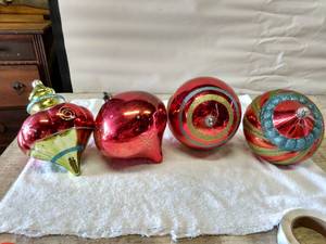 lot 5514 image: large plastic ornaments