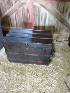 lot 5537 image: large trunk