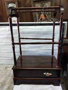 lot 5557 image: clothes rack