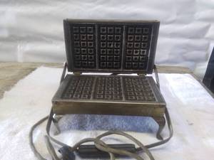 lot 5782 image: Vintage waffle iron