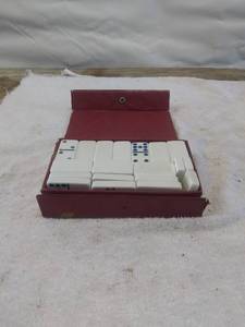 lot 5820 image: Vintage Domino Set