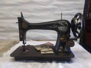lot 5822 image: Vintage Singer Sewing Machine