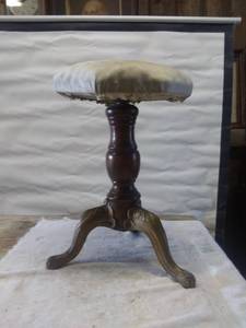 lot 5842 image: Antique Stool
