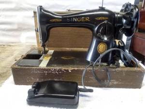 lot 5825 image: Vintage Electric Singer Sewing Machine and Case
