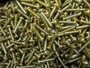 lot 1579 image: 30 LB BOX 832 x 34 Phillips Machine Screw APPROX 4800 SCREWS- NEW