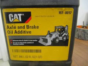 lot 1534 image: New - 9 QTS of CAT Backhoe Axle & Brake Oil Additive 197-0017 - 9 QTs