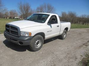 lot 1525 image: 2004 DODGE RAM 4X4 SHORT BED (JUST HAD $1,800.00 of Engine Work)