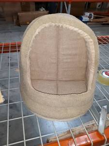 lot 59657 image: Hood pet bed