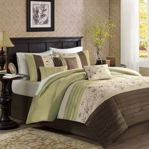 lot 59732 image: Monroe 7 Piece Embroidered Comforter Set - Green (California King)