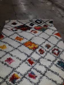 lot 65403 image: 4 x 6 ft multicolored shag rug
