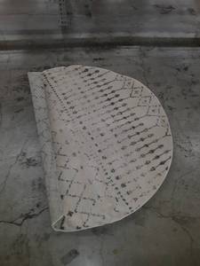lot 65405 image: 5 Round Rug