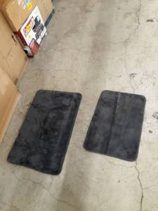 lot 65421 image: 2 gray bath mats