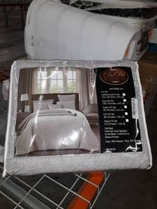 lot 65440 image: DaDa Bedding Queen 3 Piece Set