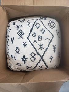 lot 5662 image: Pouf