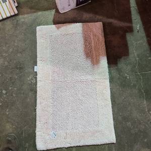 lot 55873 image: Bathroom Rug - pink