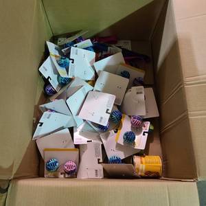 lot 55904 image: Miscellaneous box of pet items random