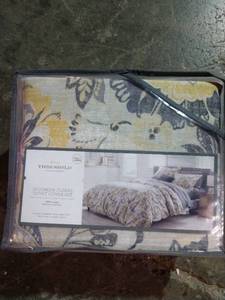 lot 68188 image: Threshold Jacobean Floral Duvet Cover Set Fullqueen Yellow Gold 3 Pcs Set