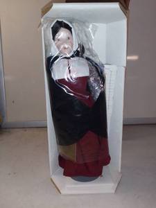 lot 4927 image: Franklin Mint Quaker Doll Letitia From Maryland