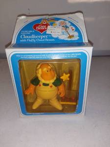 lot 4972 image: Care Bears Vintage Poseable Figure Cloud Keeper With Broom Accessory Kenner 1984