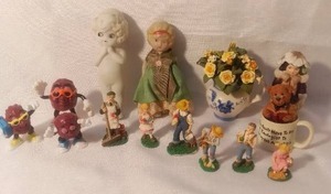 lot 7955 image: Lot of 14 Small Figurine Collectibles The California Raisins The Heirloom Tradition Boyds Bears