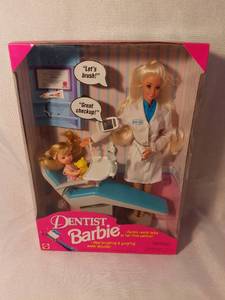 lot 7981 image: Mattel 1997 Blonde Dentist Barbie