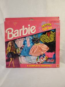 lot 9890 image: Barbie 6-Fashion Gift Set - Mattel 1993 Collection