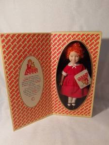 lot 9898 image: Applause Annie Genuine Porcelain Doll 1982