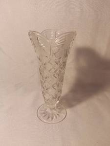 lot 9913 image: Crystal Etched Butterfly Styled Vase