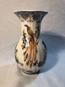lot 9916 image: Ardalt Varden Pavone Made in Italy 4523 Vase with Birds and Flowers Handpainted Location Shelf 5