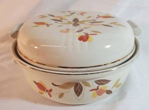 lot 9949 image: HALLS Kitchenware .Casserole Dish With Lid. Autumn Floral Design with Gilded Ring