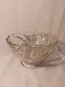 lot 9958 image: Glass Etched Serving Bowl