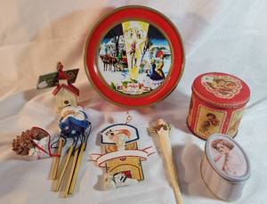 lot 9964 image: Lot of 8. 3 Tins. 5 Ornaments