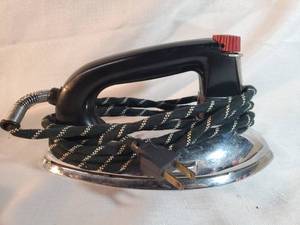 lot 9971 image: Vintage General Mills Iron