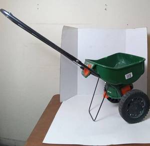 lot 124 image: Scotts Tuff Builder Edgeguard Feeder