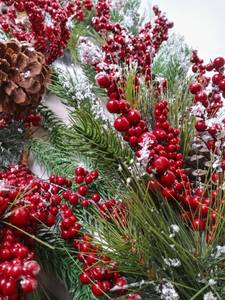 lot 201 image: 6 Pine Cone Garland
