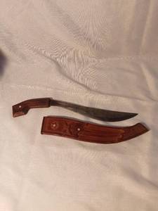 lot 1472 image: Curved Fishing Knife with Wooden Handle and Wooden Sheath