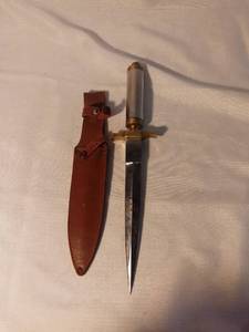 lot 1479 image: Whitetail Cutlery Made in Pakistan Dagger with Cylinder Pommel