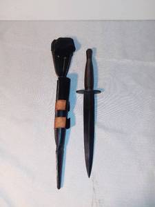lot 1484 image: Replica of English World War 2 Fighting Knife Made in Pakistan