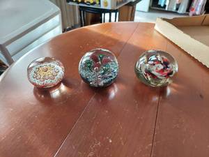lot 6000 image: 3 Artglass Paperweights