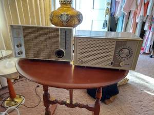lot 6007 image: 2 Vintage Zenith Radios