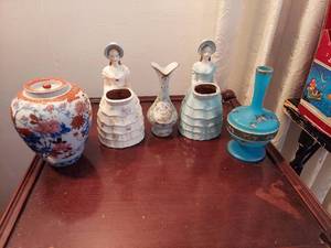 lot 6024 image: Figurines and Vases