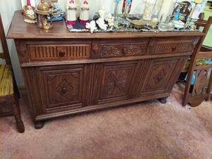 lot 6029 image: Oak Buffet - Contents Not Included